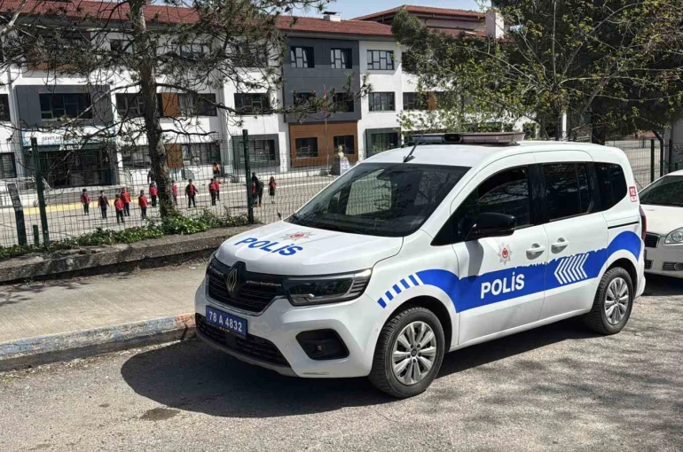Karabük’teki okullarda polislerin güvenlik seferberliği başladı 
