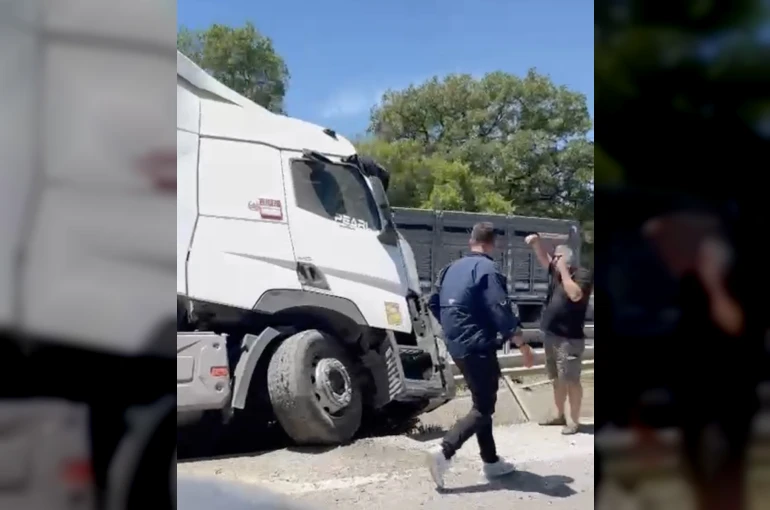 Karacabey’de ön lastiği patlayan tır refüje girdi