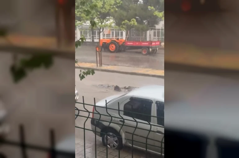 Karacabey’de şiddetli yağmur yolları göle çevirdi 