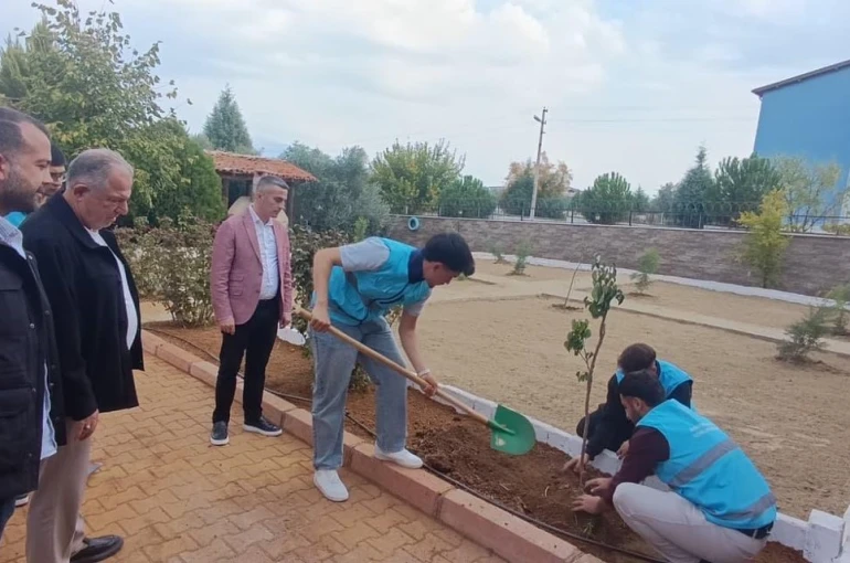 Karacasu Belediyesi’nden öğrenci yurdu bahçesine yeşil dokunuş 