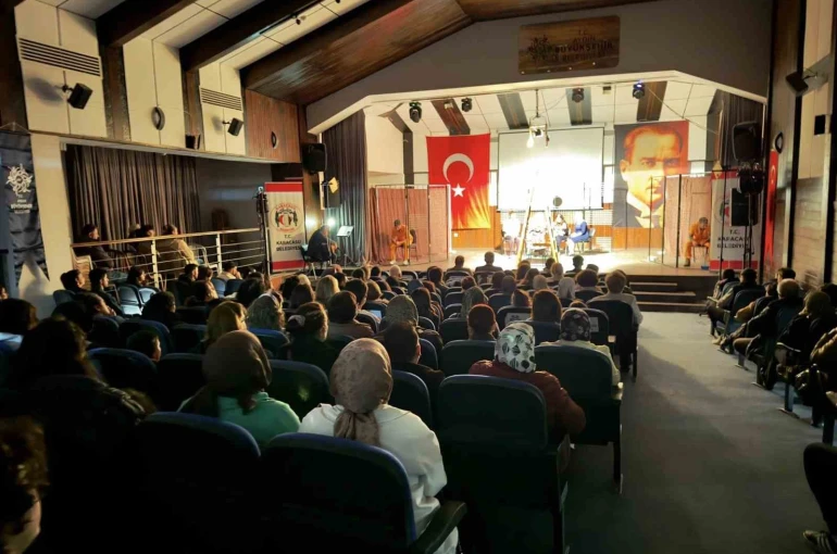 Karacasu’da "Hepimiz Mahkumuz" oyunu büyük ilgi gördü