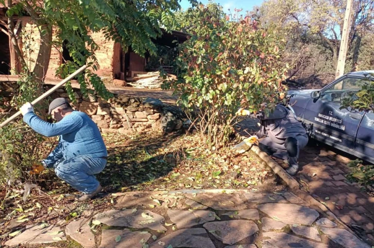 Karacasu’da park ve bahçeler bakıma alındı 