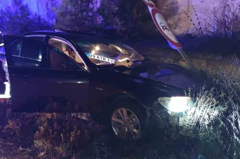 Karacasu’da trafik kazası: "Sıkışan sürücüyü itfaiye ekipleri kurtardı" 