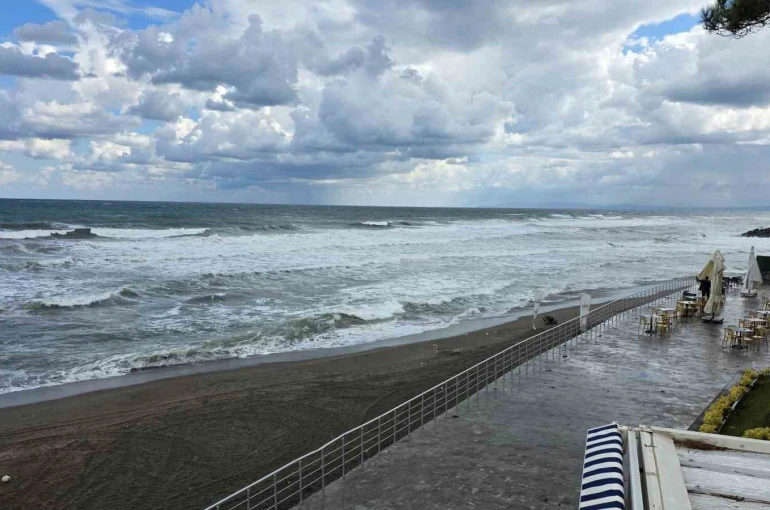 Karadeniz dalgalara teslim