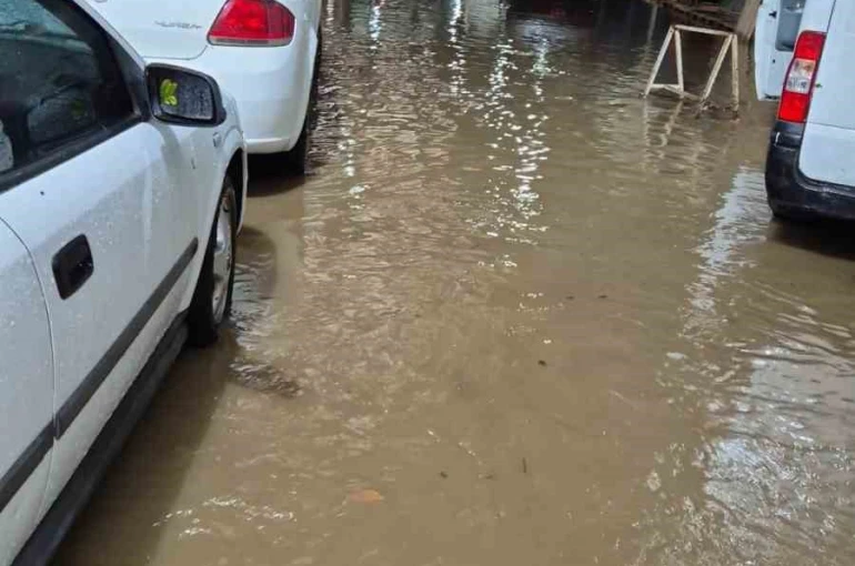 Karadeniz Ereğli’de sağanak ve dolu, hayatı felç etti 