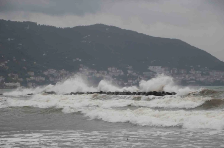 Karadeniz hırçınlaştı