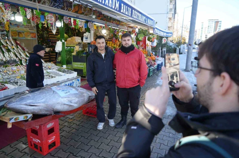 Karadeniz’de avlanan 353 kiloluk dev orkinos ilgi odağı oldu 