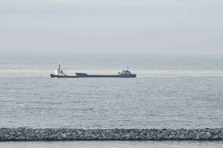 Karadeniz’de dron saldırılarında hasar alan bir gemi Zonguldak’a geldi