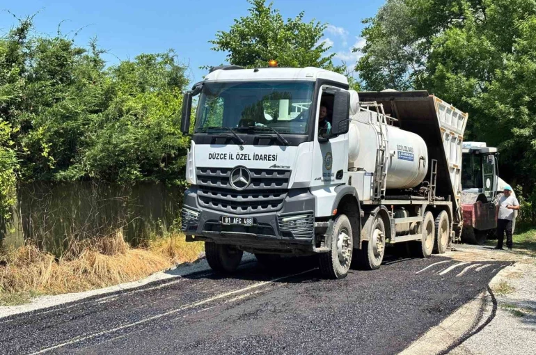 Karadere Hasanağa Köyü’nde sathi kaplama çalışmaları devam ediyor