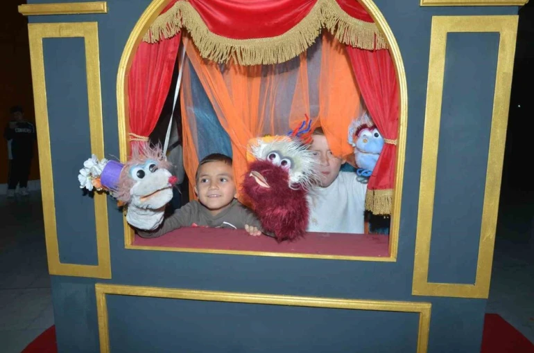 Karagöz Kukla Ve Gölge Oyunları’na renkli açılış