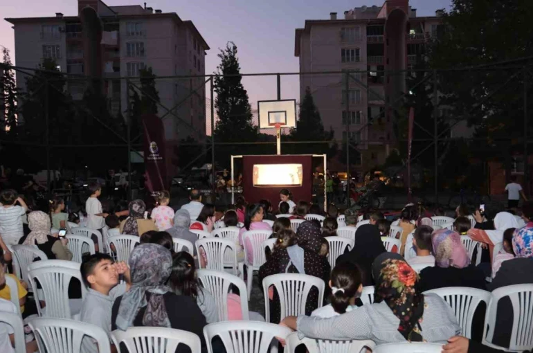 Karagöz’ün Salıncağı ilk gösteriminde çocuklar ve aileler buluştu