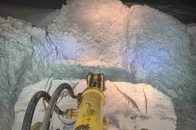 Karakoçan ilçesine kar kalınlığı bir metreyi geçti 