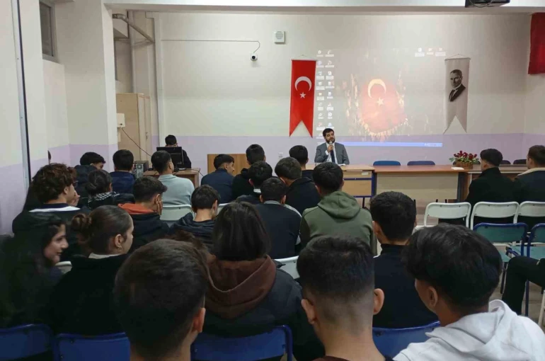 Karakoçan’da öğrencilere konferans 