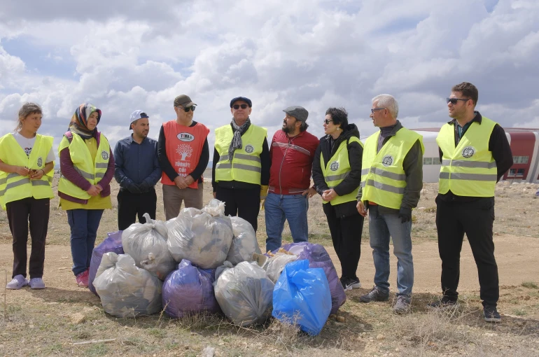 Karaman’da "Bugün temizle, yarın nefes al" sloganıyla doğaya atılan çöpler toplandı