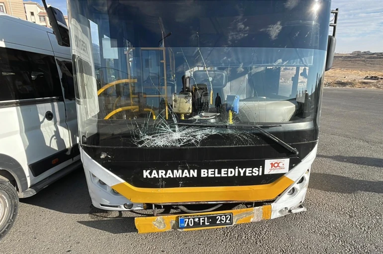 Karaman'da halk otobüsü ile okul servisi çarpıştı: 2 yaralı