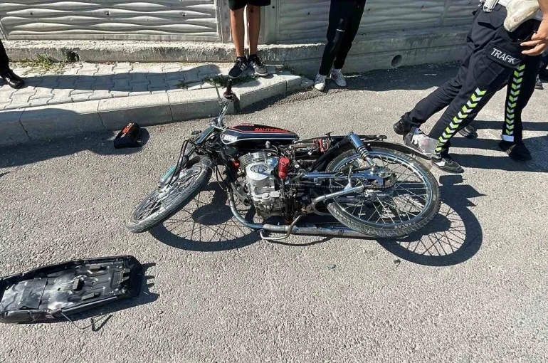 Karaman’da 1’i ağır 2 kişinin yaralandığı kaza kamerada