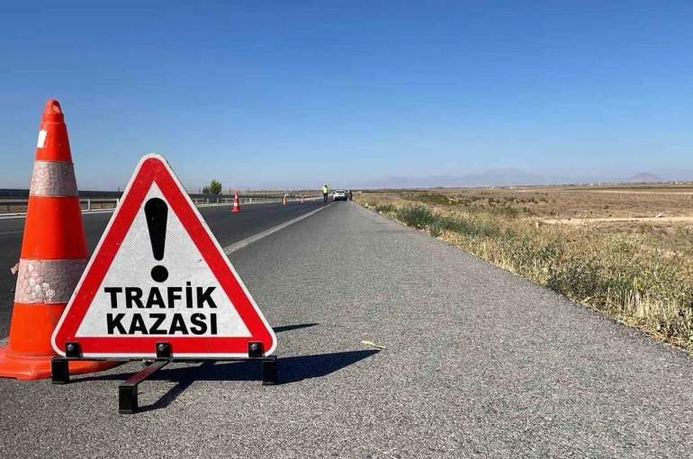 Karaman’da bariyerlere çarpan otomobildeki 3 kişilik aile ölümden döndü 