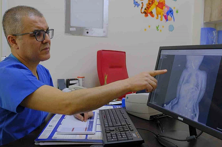 Karaman’da boğazına kumanda pili kalan kaçan bebek ölümden döndü 