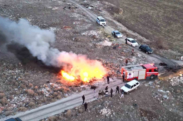 Karaman’da boş arazide çıkan yangını itfaiye söndürdü