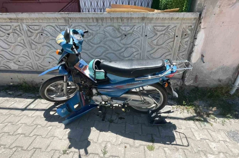 Karaman’da ciple çarpışan motosikletli yaralandı 