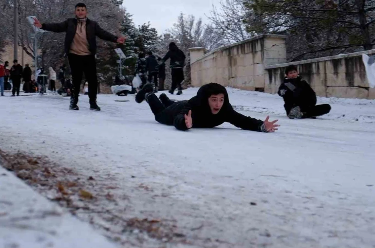 Karaman’da çocuklar karın keyfini kayarak çıkardı 