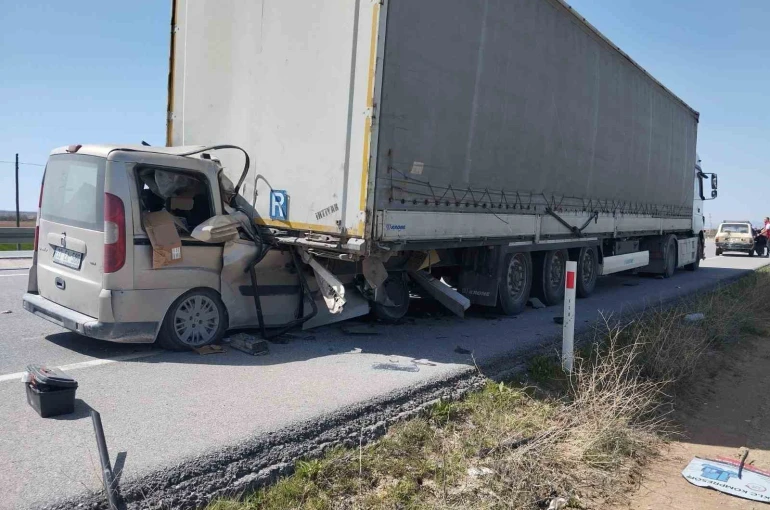 Karaman’da hafif ticari araç tırın dorsesine ok gibi saplandı: 1 ağır yaralı
