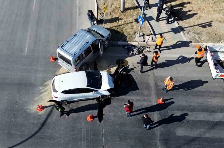 Karaman’da hafif ticari araçla otomobil çarpıştı: 3 yaralı 