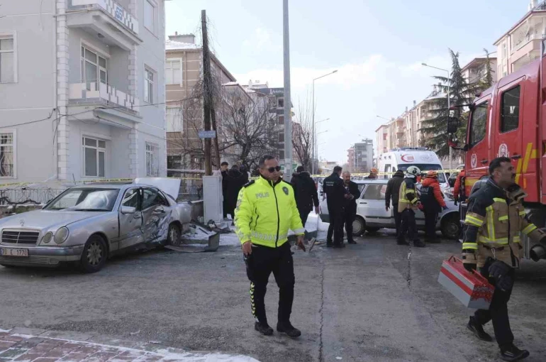 Karaman’da iki otomobilin karıştığı kazada karı koca yaralandı 