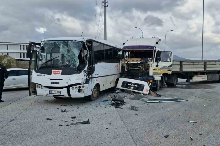 Karaman’da işçi servisi ile tır çarpıştı: 12 yaralı 
