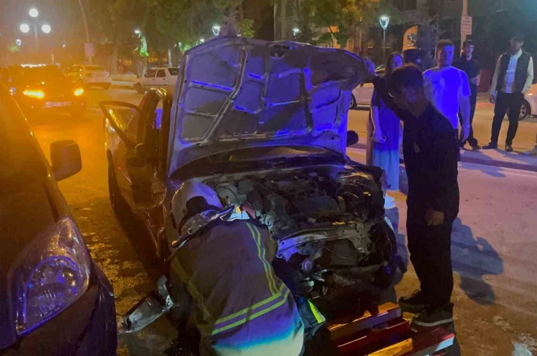 Karaman’da karşı şeride geçen pikap park halindeki 3 araca çarptı: 1 yaralı 