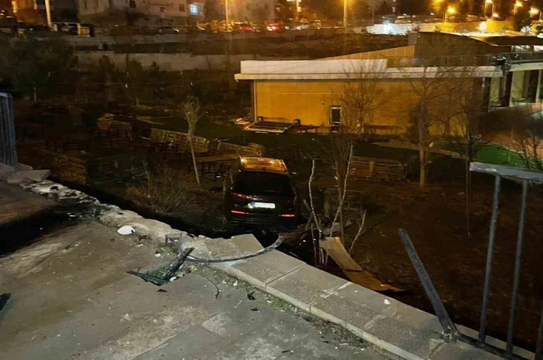 Karaman’da kontrolden çıkan cip kafenin bahçesine uçtu 