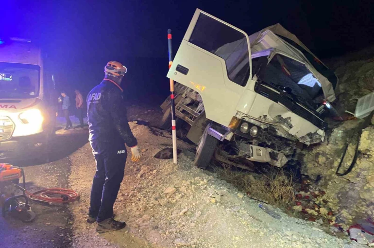 Karaman’da kontrolden çıkan kamyonet kayalıklara çarptı: 1 yaralı 