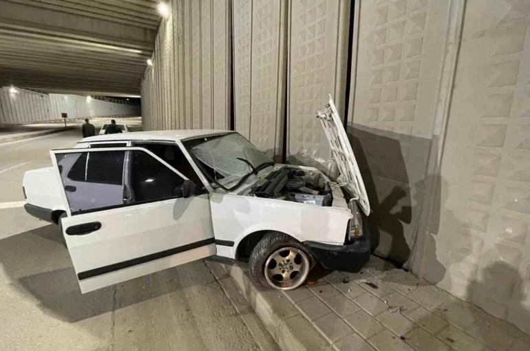 Karaman’da kontrolden çıkan otomobil alt geçidin duvarına çarptı