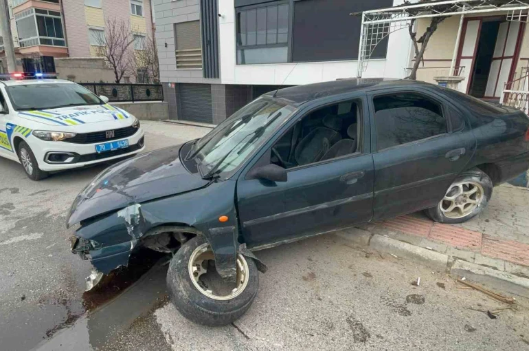 Karaman’da kontrolden çıkan otomobil kaldırıma çıktı 