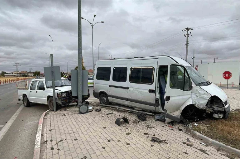 Karaman’da minibüs ile kamyonetin çarpıştığı kaza kamerada: 1 yaralı 