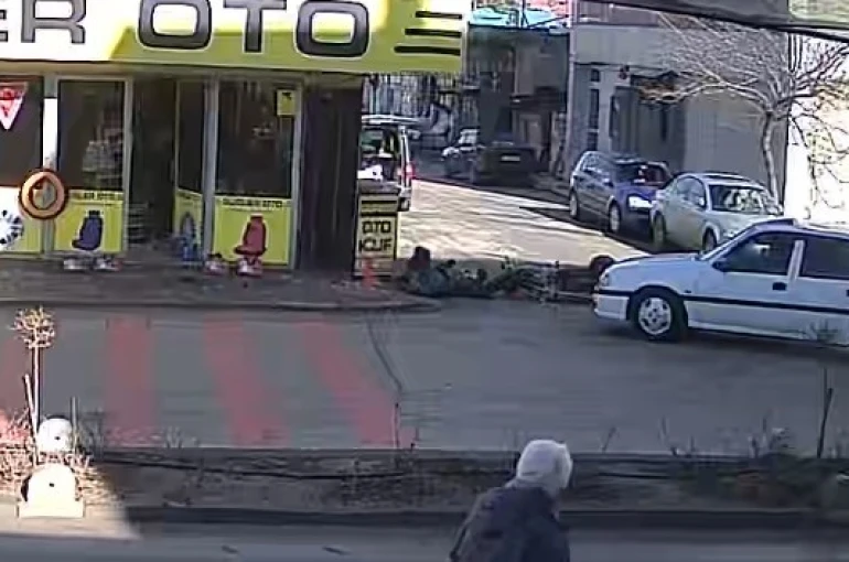 Karaman’da motosikletlinin yaralandığı kaza kameraya yansıdı 