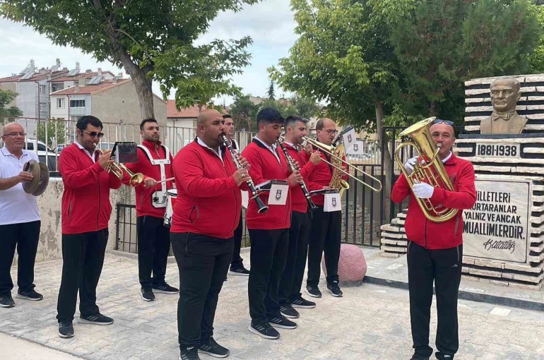 Karaman’da öğrenciler yeni eğitim öğretim yılına bando eşliğinde başladı 