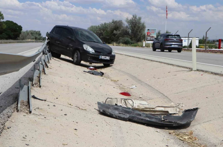 Karaman’da otomobil bariyerlere çarptı: Kaza anı kamerada 