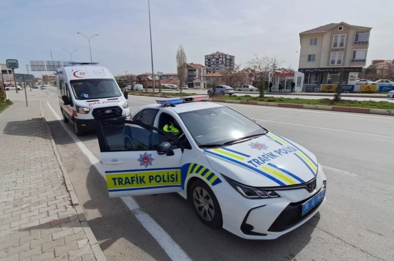 Karaman’da otomobile çarpan motosikletli yaralandı