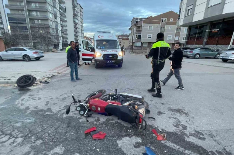 Karaman’da otomobille motosikletin karıştığı kaza ucuz atlatıldı