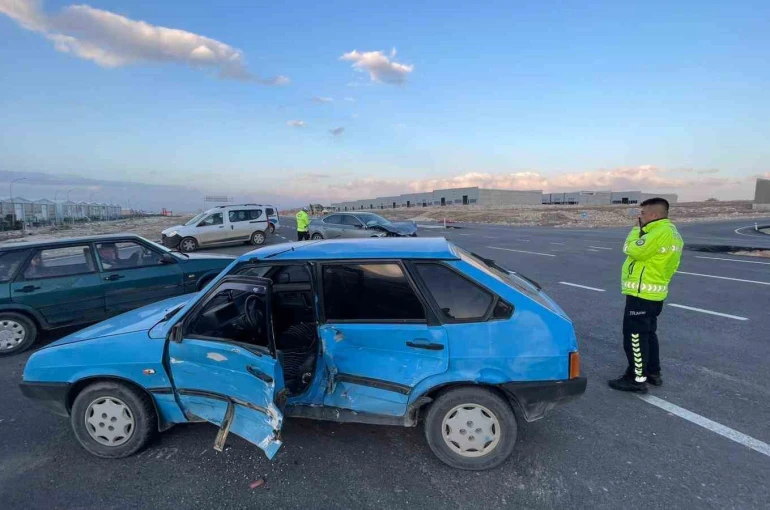 Karaman’da otomobiller çarpıştı: 2 yaralı