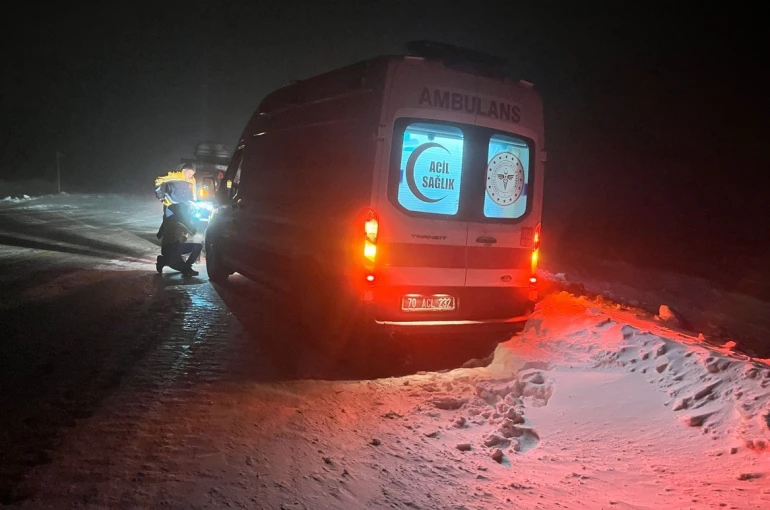 Karaman’da sağlık ekibi kar yağışı ve tipiye rağmen diyaliz hastası kadını hastaneye ulaştırdı 