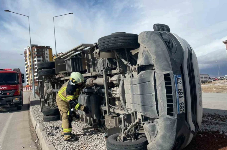 Karaman’da şiddetli fırtına kamyoneti devirdi, çatılar uçtu 