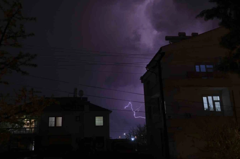 Karaman’da şimşekler geceyi aydınlattı 