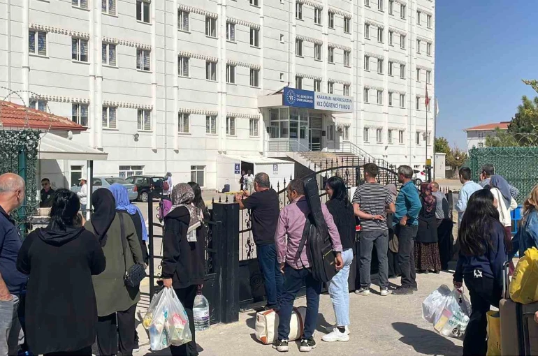 Karaman’da üniversiteli öğrencilerin yurtlara yerleşmeleri devam ediyor