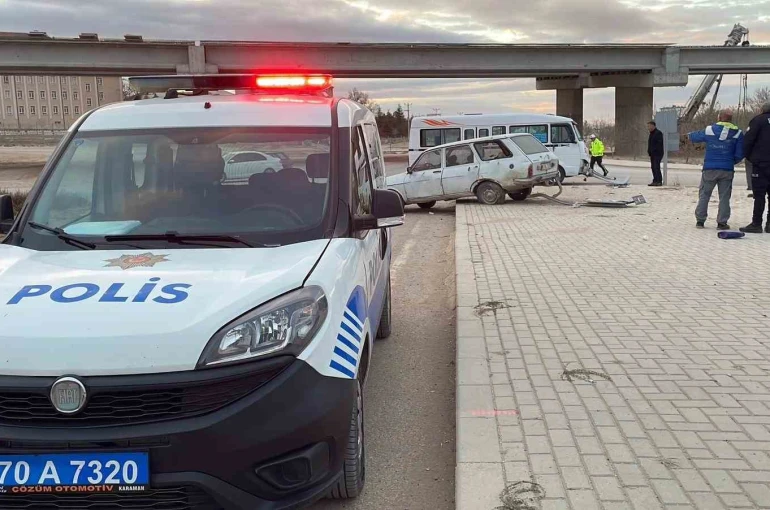 Karaman’da yolcu minibüsü ile otomobil çarpıştı: 2 yaralı