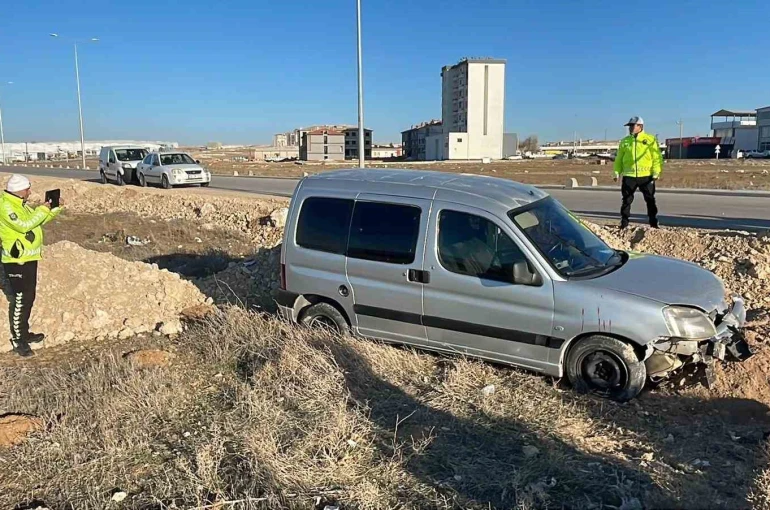 Karaman’da yoldan çıkan hafif ticari aracın sürücüsü yaralandı 