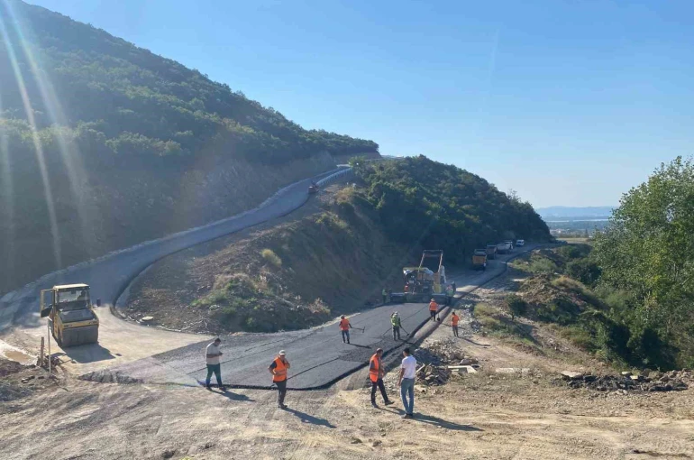 Karamürsel Dereköy’de bozulan yollar yenileniyor