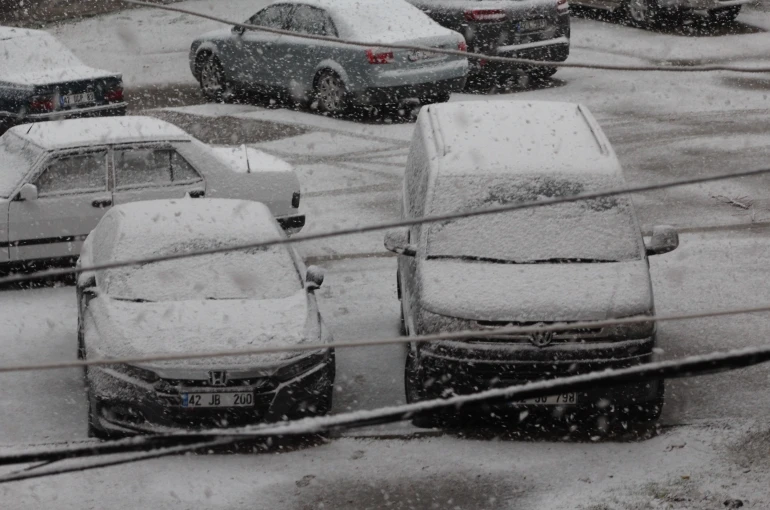 Karapınar'da kar yağışı etkili oldu