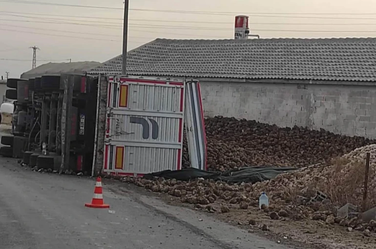 Karapınar’da pancar yüklü tır devrildi: 1 yaralı